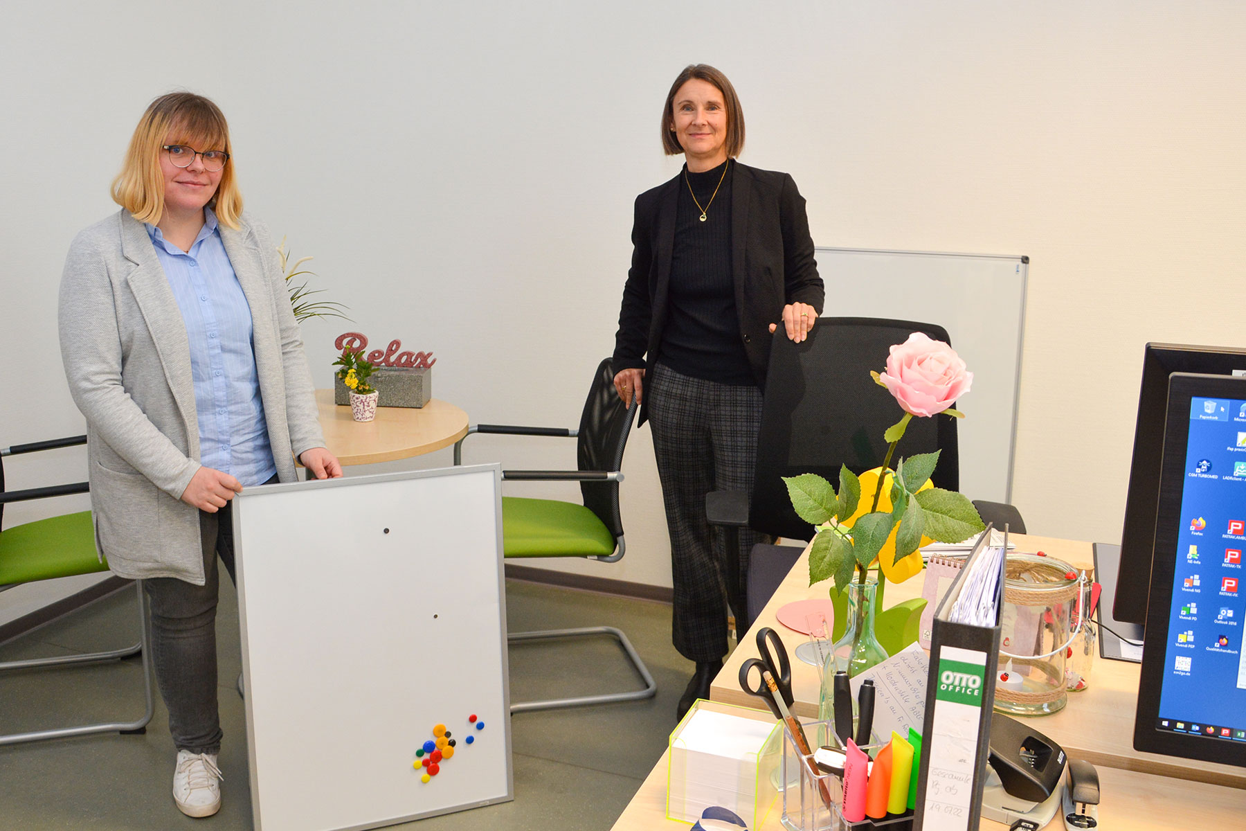 Jessica Konik (links) und Geschäftsführerin Simone Wieczorek richten derzeit noch die neuen Räume Am Exer ein. Foto: TIW