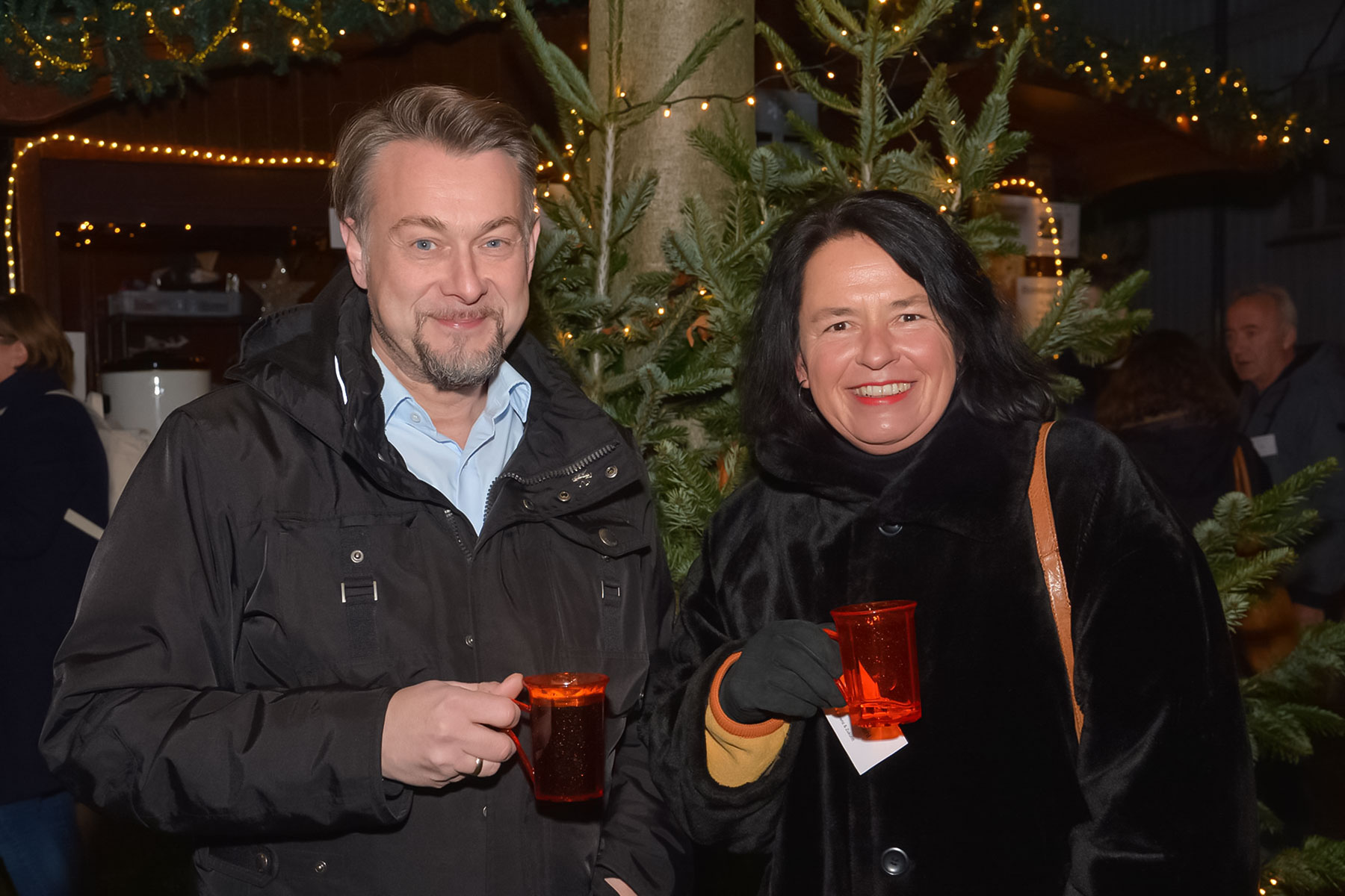 Bürgermeister Ivica Lukanic im Gespräch mit Carola Weitner-Kehl (E&Z) beim Glühwein-Abend.
